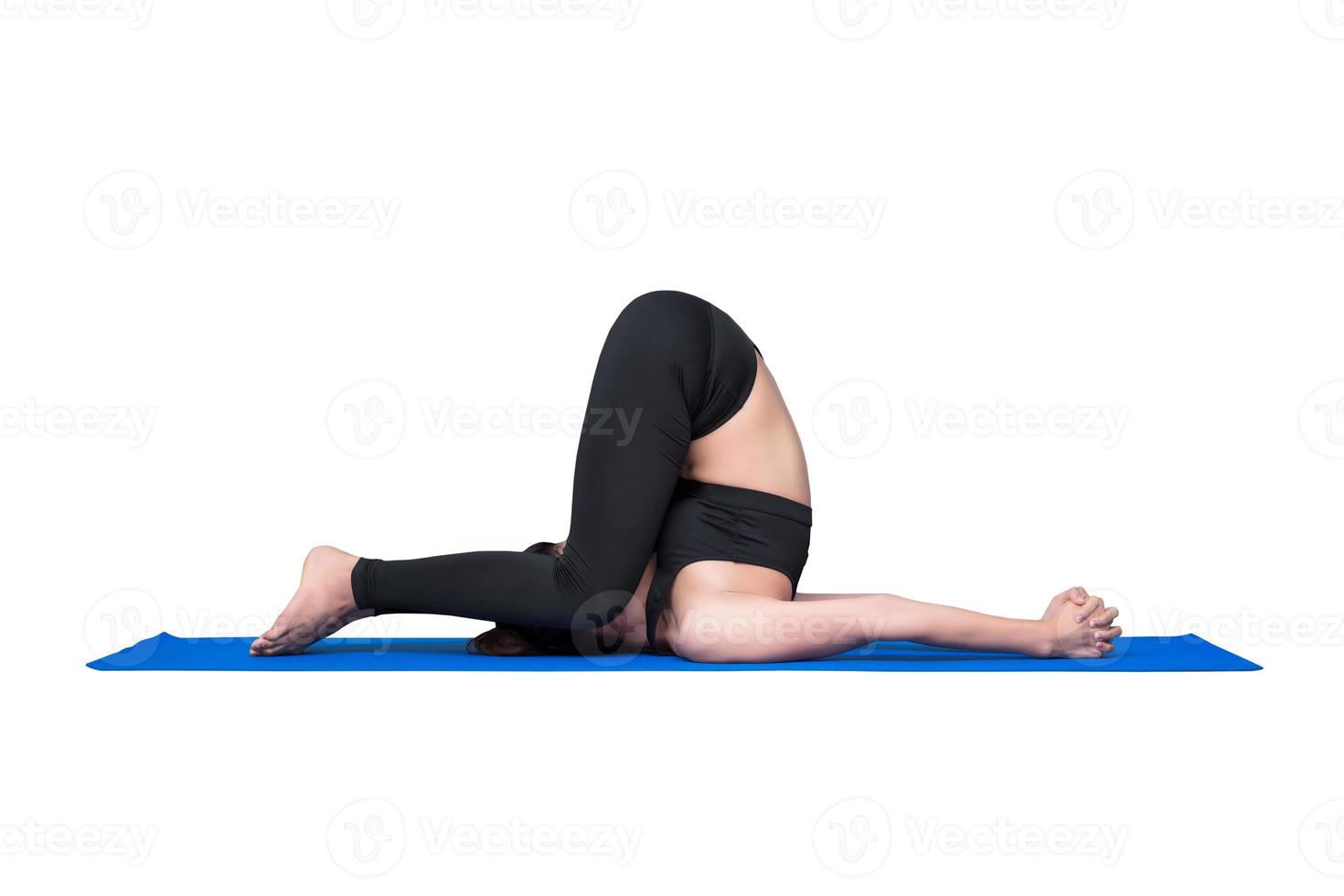 gezonde vrouw uitoefening van yoga geïsoleerd met uitknippad op wit background.photo ontwerp voor fitness sportieve vrouw en gezondheidszorg concept. foto