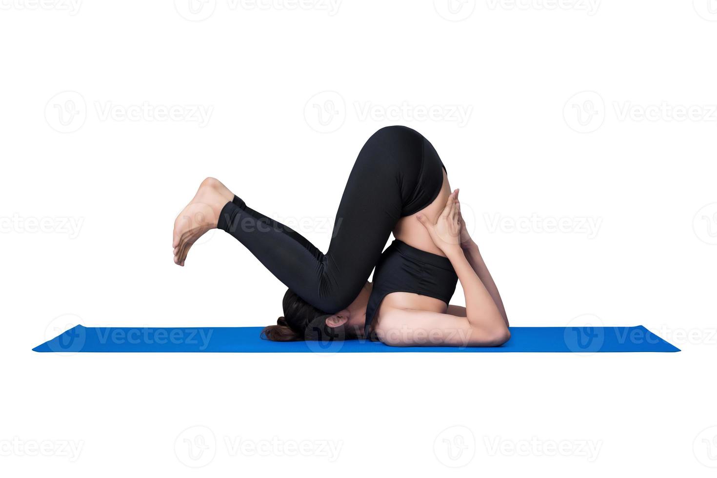 gezonde vrouw uitoefening van yoga geïsoleerd met uitknippad op wit background.photo ontwerp voor fitness sportieve vrouw en gezondheidszorg concept. foto