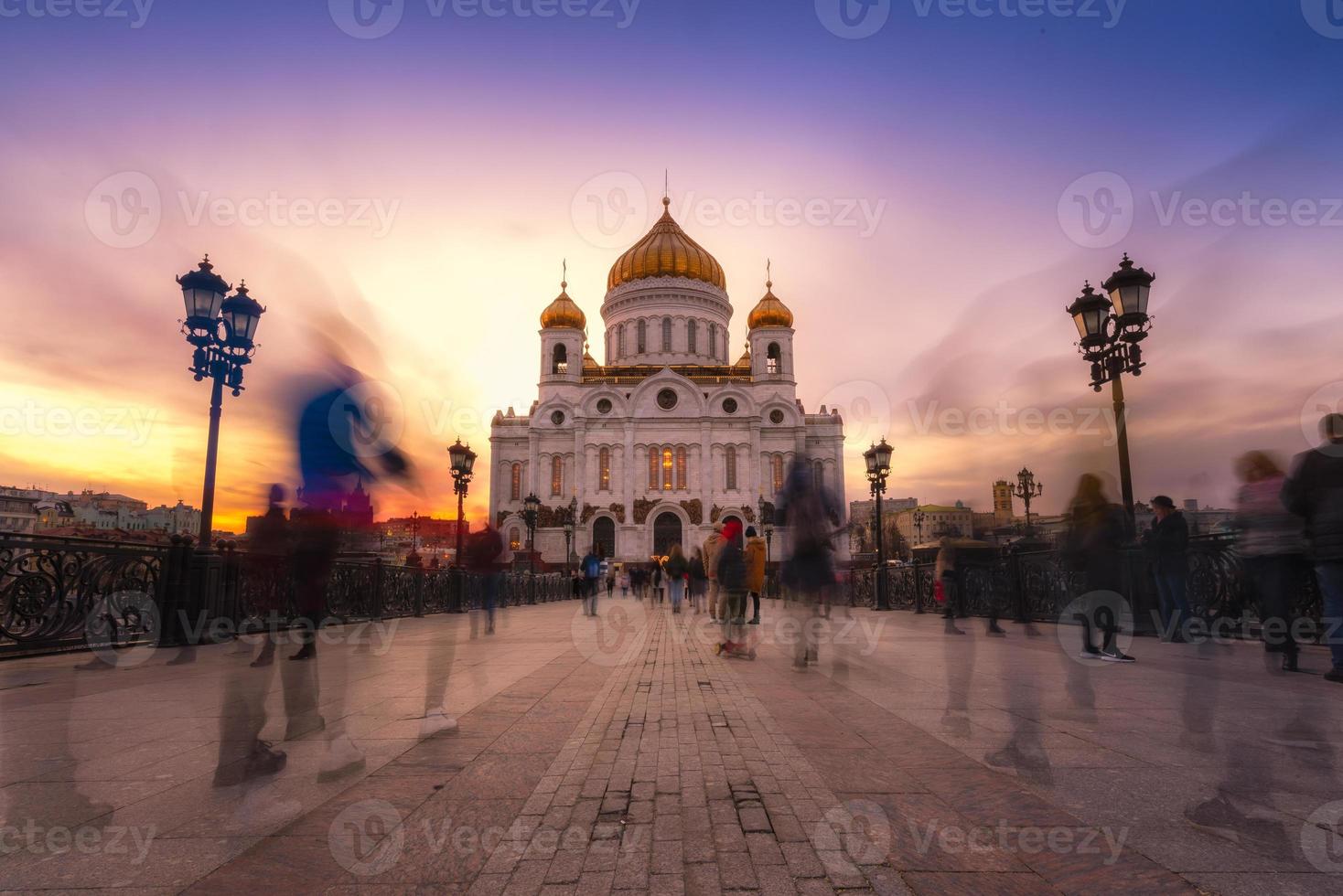 kathedraal van christus de verlosser in schemertijd in moskou, rusland. foto
