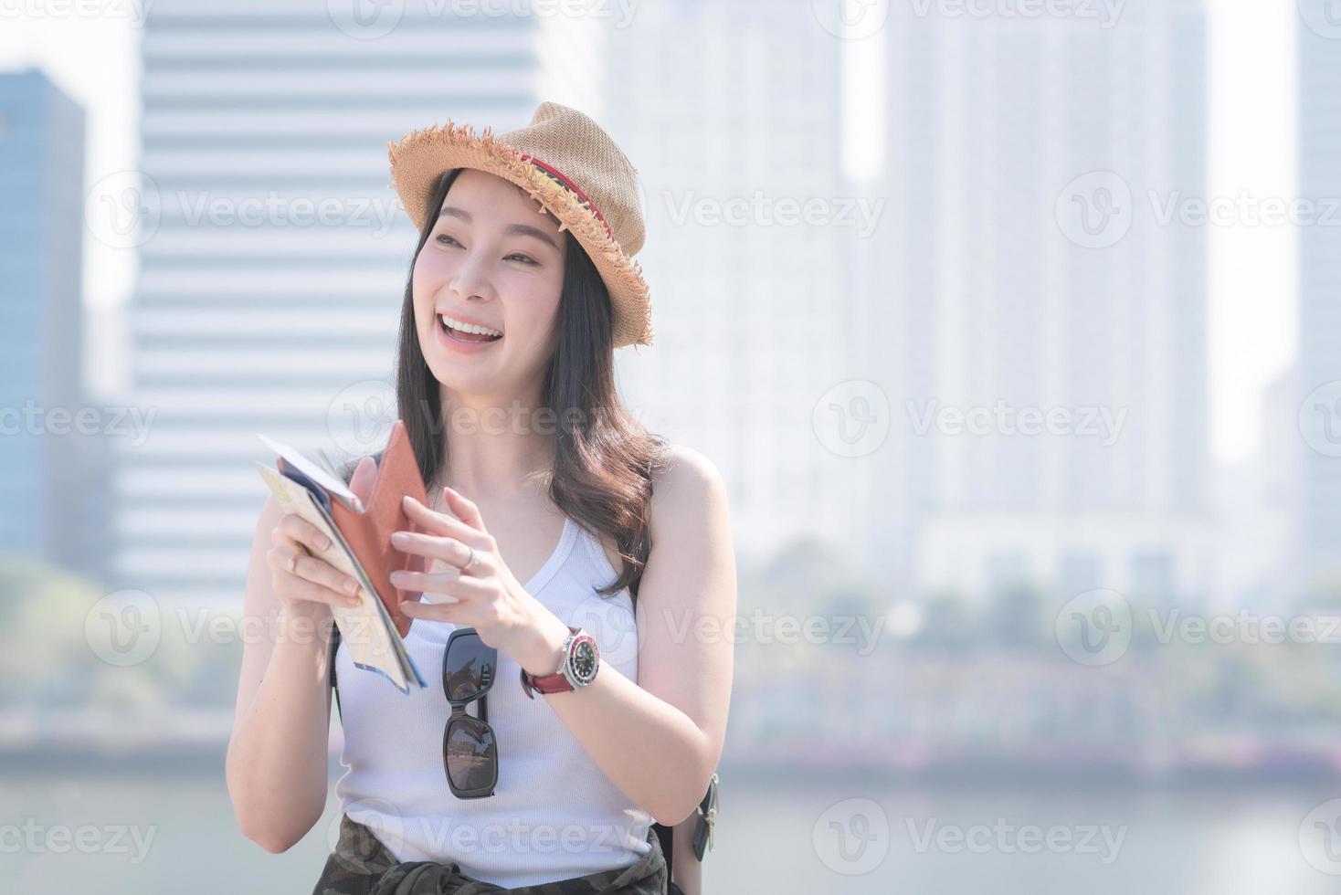 mooie aziatische toeristenvrouw die lacht en geniet van de vakantiereizen in de zomer. foto