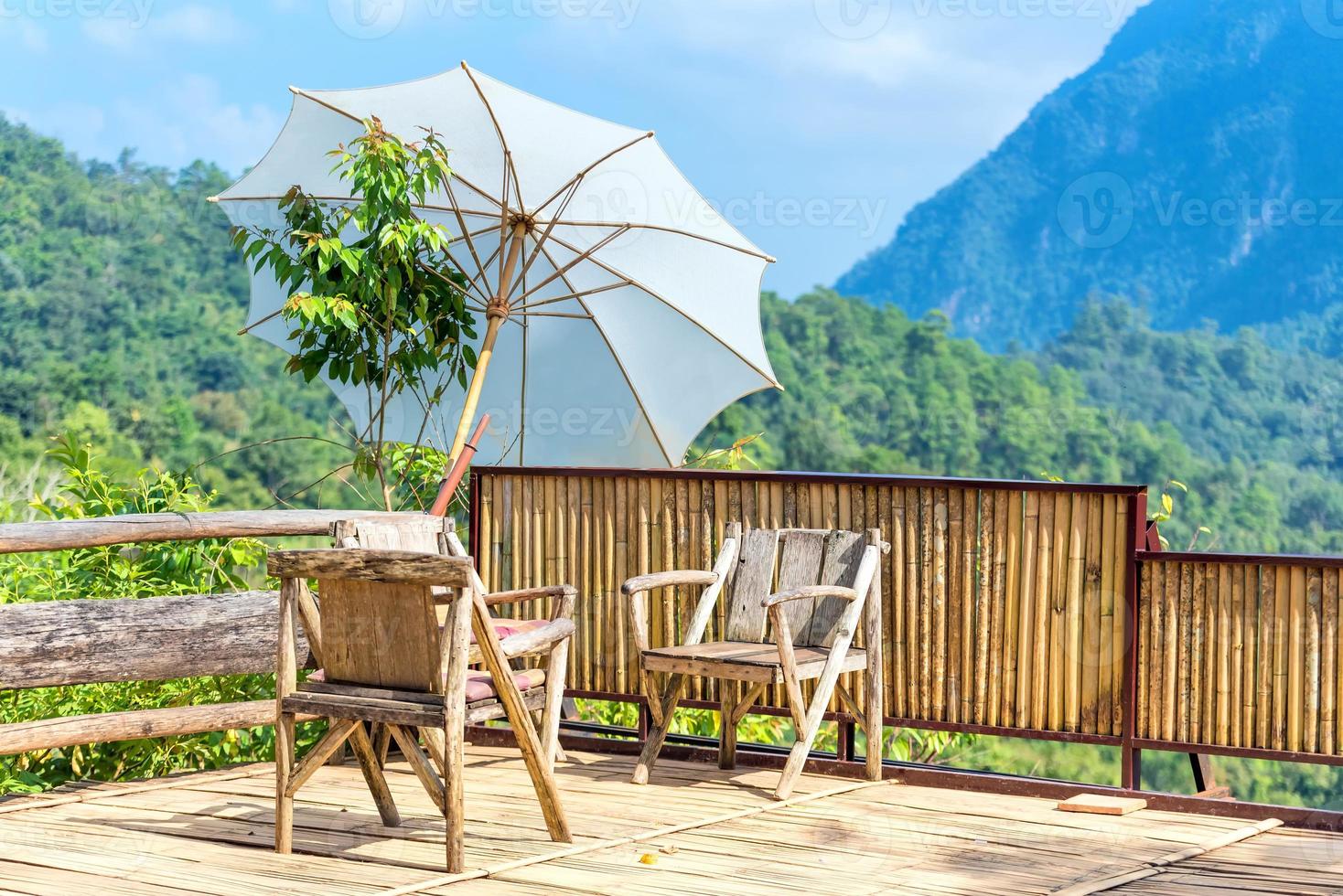 houten stoel voor toeristische ontspanning met uitzicht op de natuur op het uitkijkpunt in de bergen in chiang mai, thailand. foto