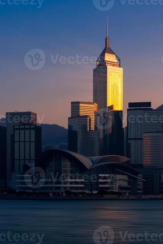 hong kong centrum het beroemde stadsbeeld van de skyline van hong kong vanaf de kant van kowloon in hong kong. foto