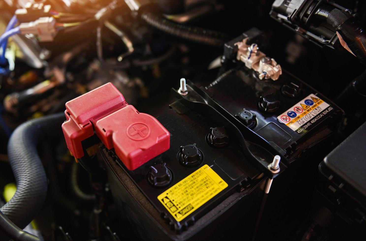 close-up nieuwe batterijauto in machinekamer - mechanische autobatterij foto