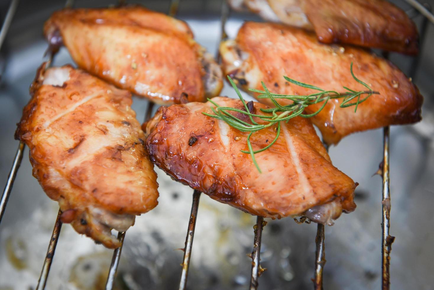 Kippenvleugels gegrild op de grill met saus kruiden en specerijen koken Thais Aziatisch eten rozemarijn kip foto