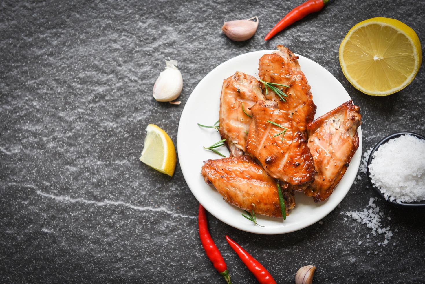 gebakken kippenvleugels met saus kruiden en specerijen koken thai aziatisch eten rozemarijn kip gegrild foto