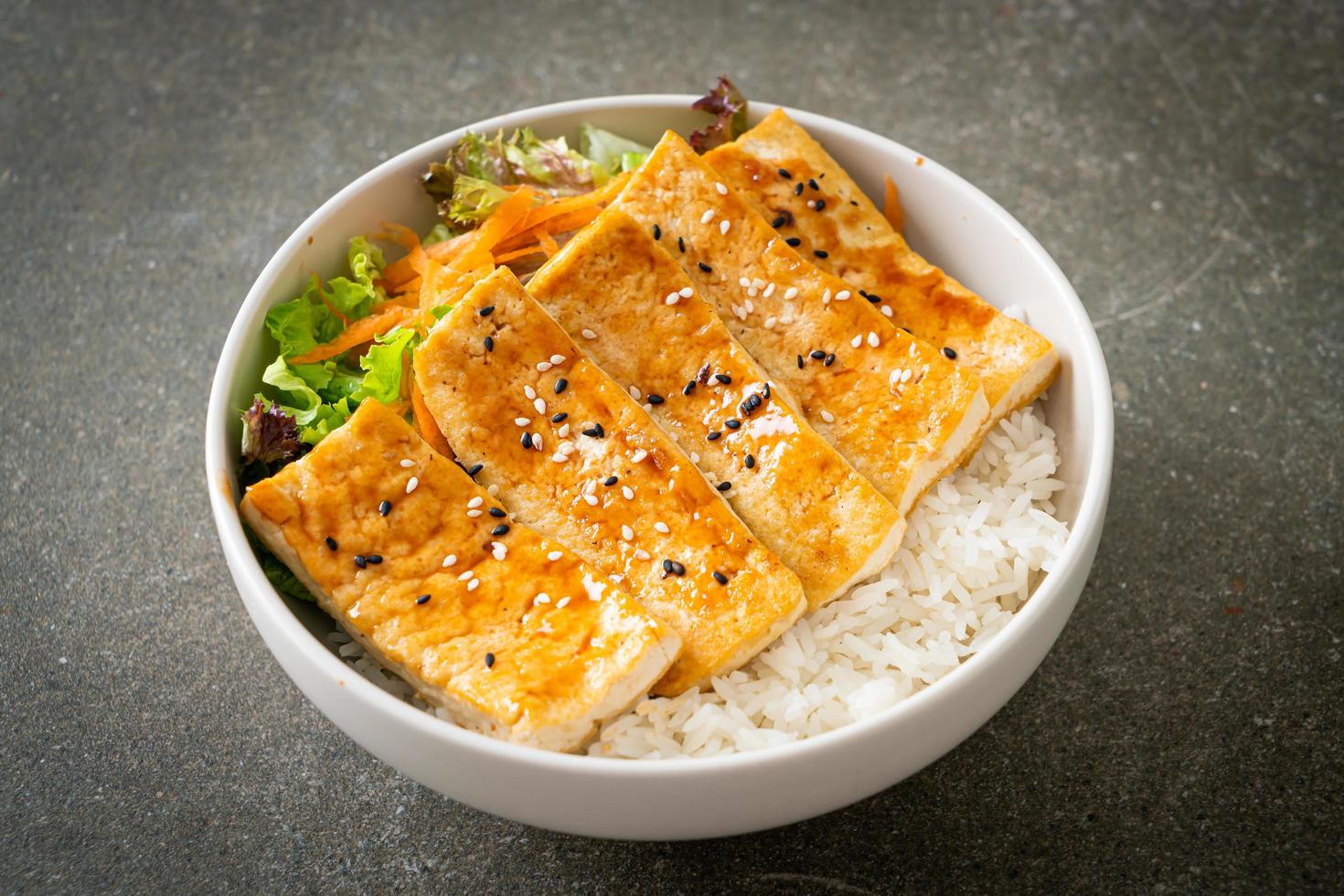 teriyaki tofu rijstkom - veganistische eetstijl foto