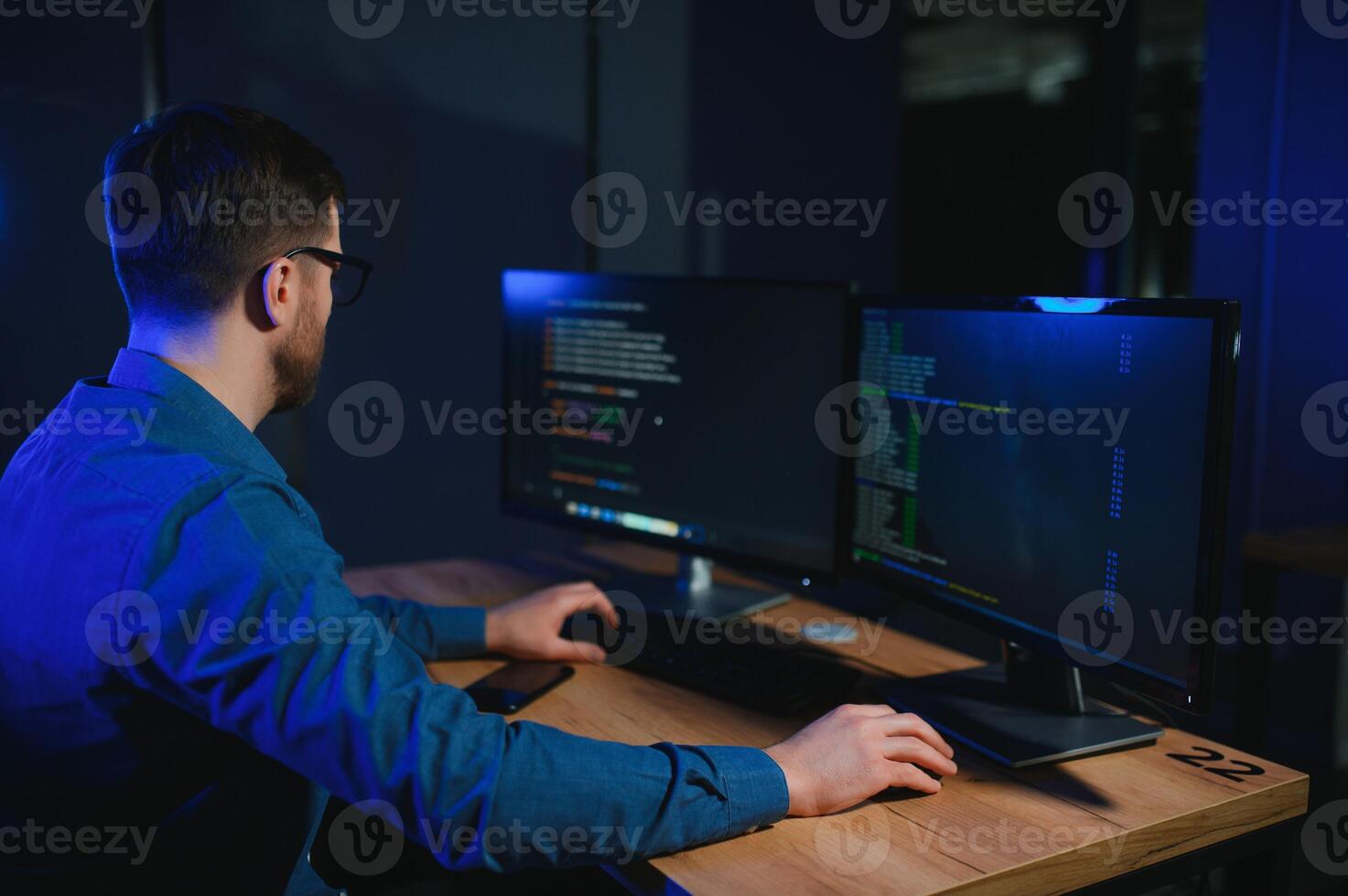 slim mannetje het programmeur werken Aan bureaublad foto