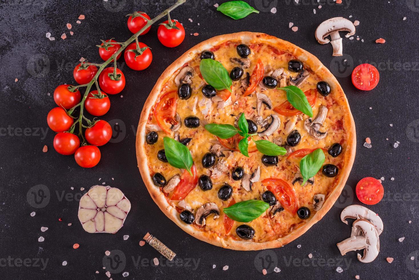 heerlijke pizza met olijven en kip op houten tafel foto