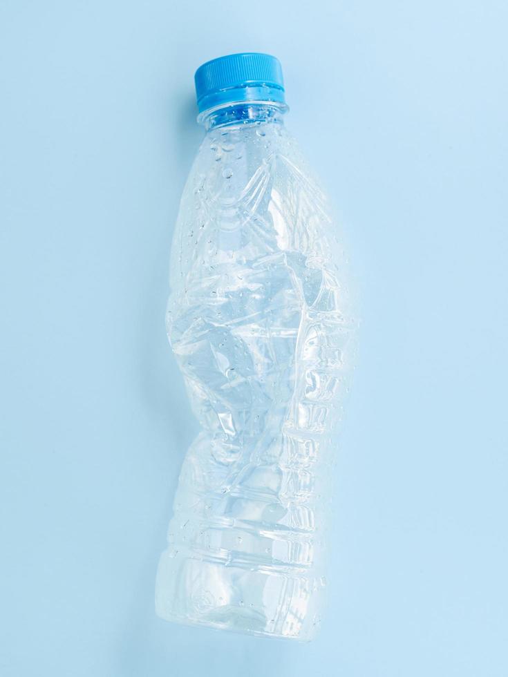 plastic fles blauwe achtergrond foto