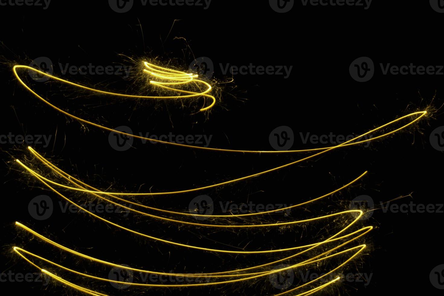 abstracte cirkel gouden lichtspoor gloeiende spiraal stijlvol lichteffect op een zwart. foto