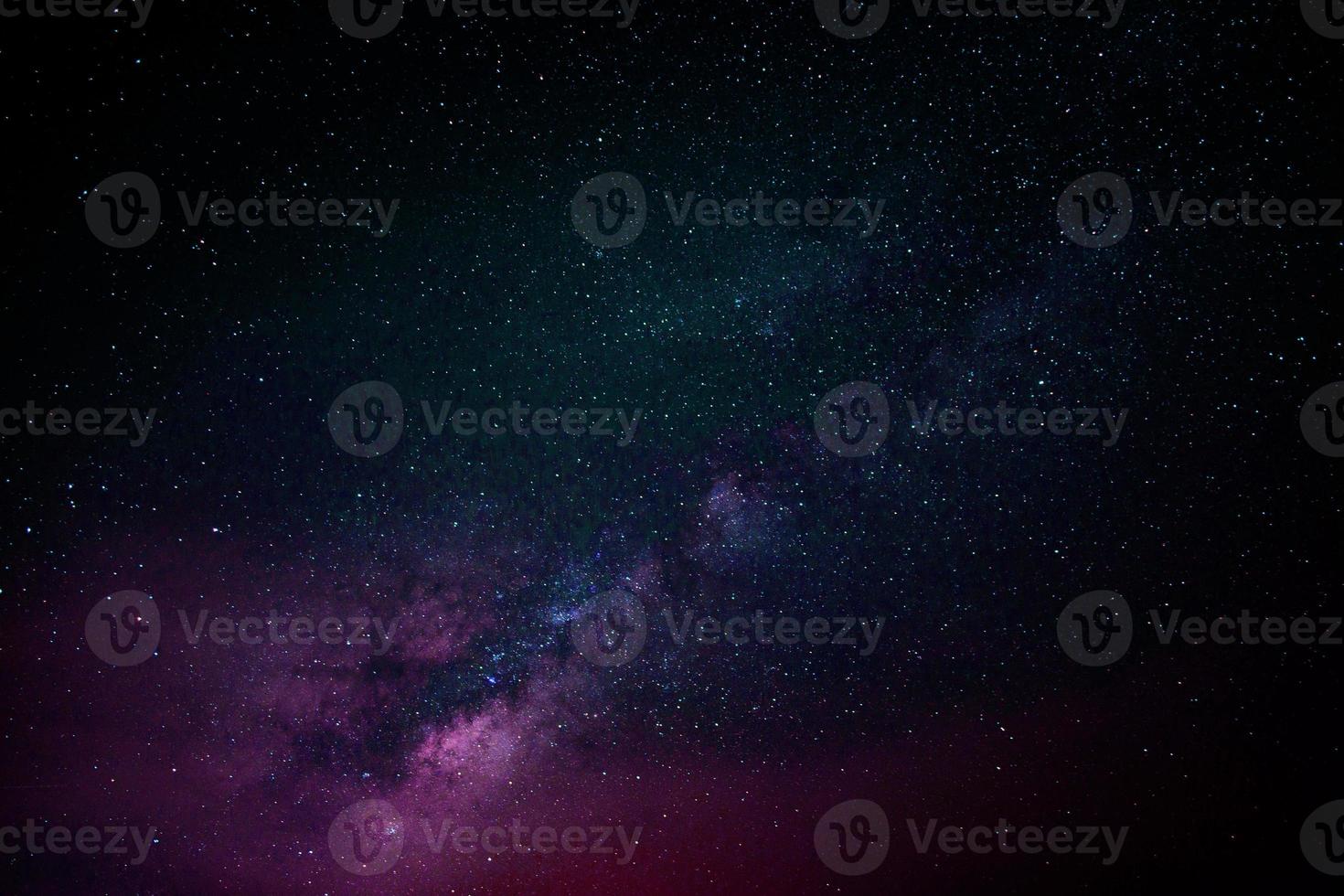 donkerblauwe en paarse ruimte hemel melkweg en sterren prachtig universum. ruimte achtergrond met melkweg in het zwart. foto