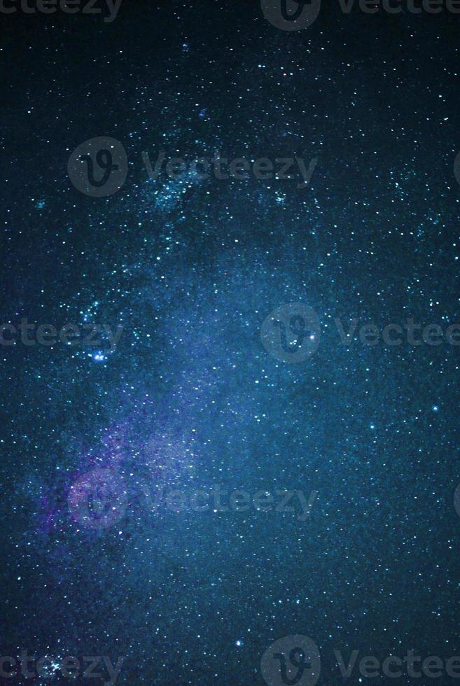donkerblauwe ruimte hemel melkweg en sterren prachtig universum. ruimte achtergrond met melkweg in het zwart. foto