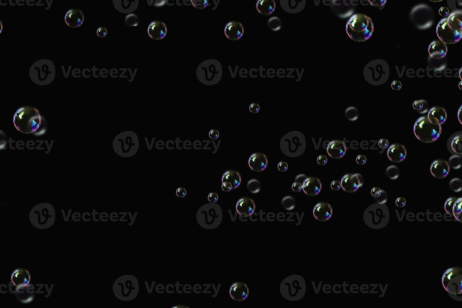 transparante bubbels zeep patroon overlay abstracte deeltjes spatten van water op zwart. foto