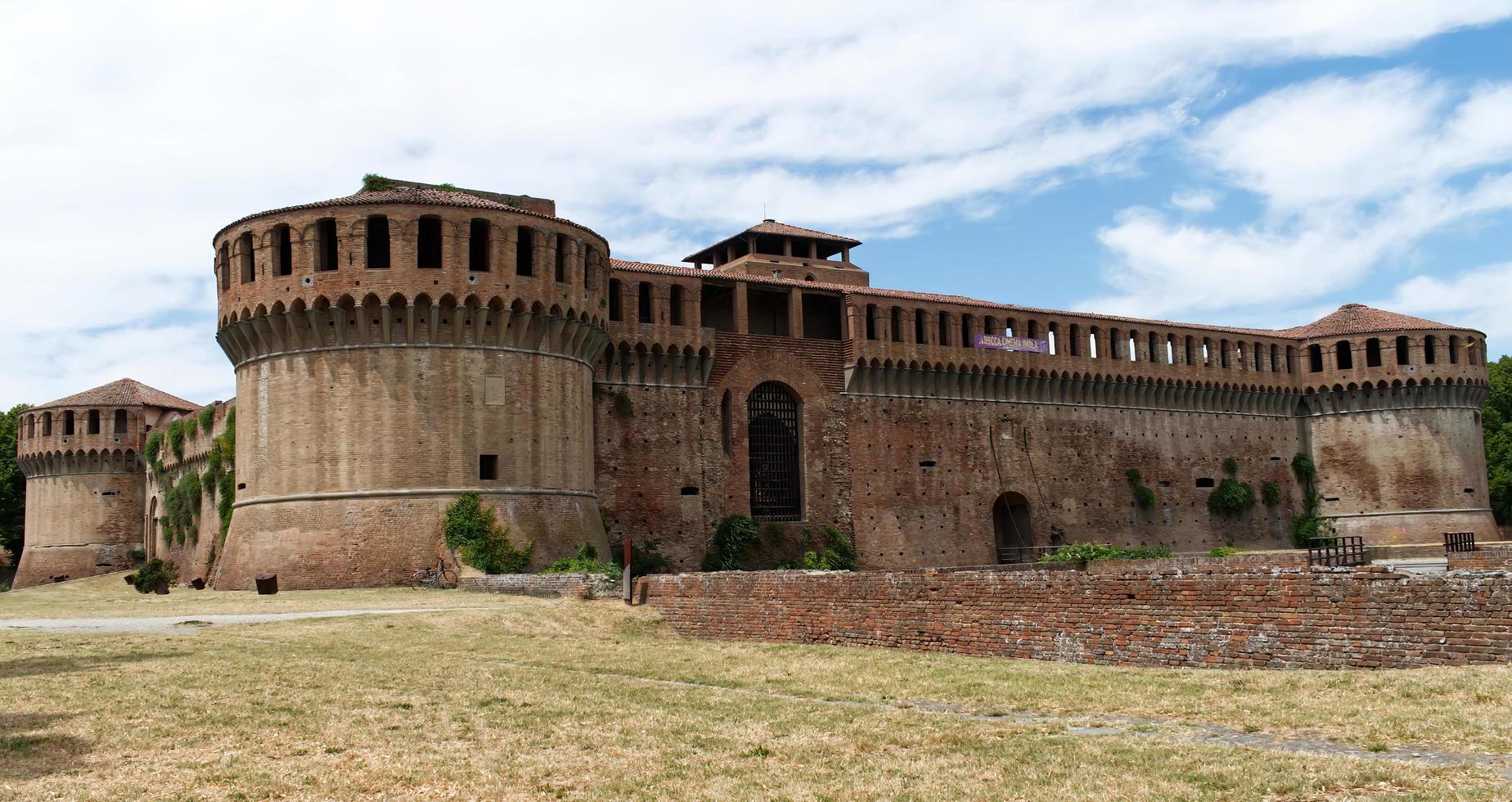 de middeleeuwse rocca sforzesca in imola. fort van imola. bologna, italië foto