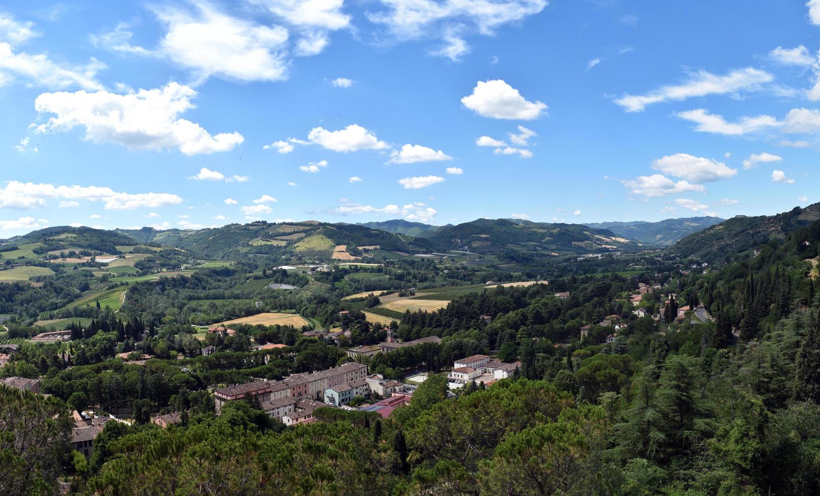 landschap van de heuvels tussen Toscane en Emilia Romagna. brisighella, ravenna, italië foto