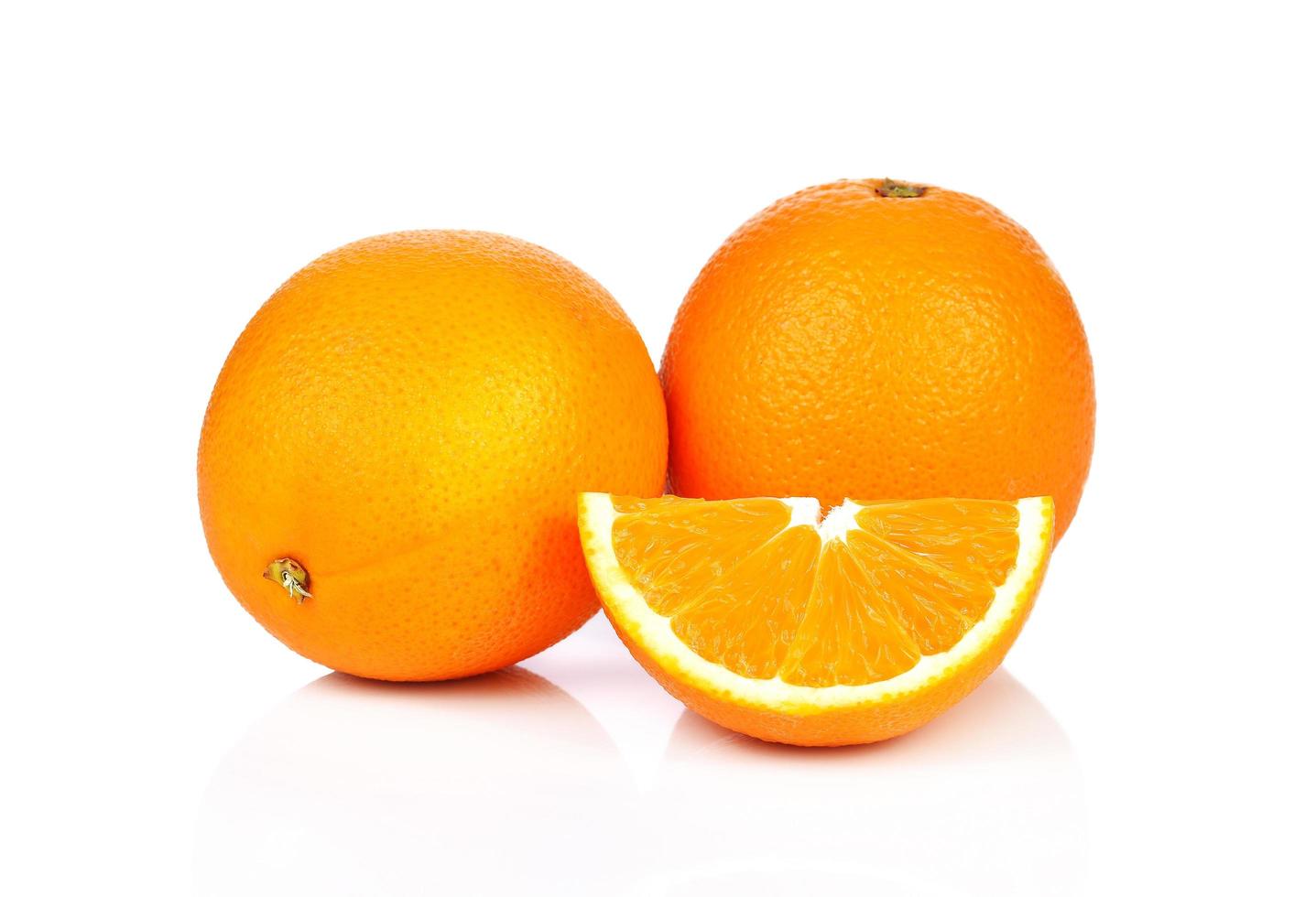 Oranje fruit gesneden geïsoleerd op een witte achtergrond foto