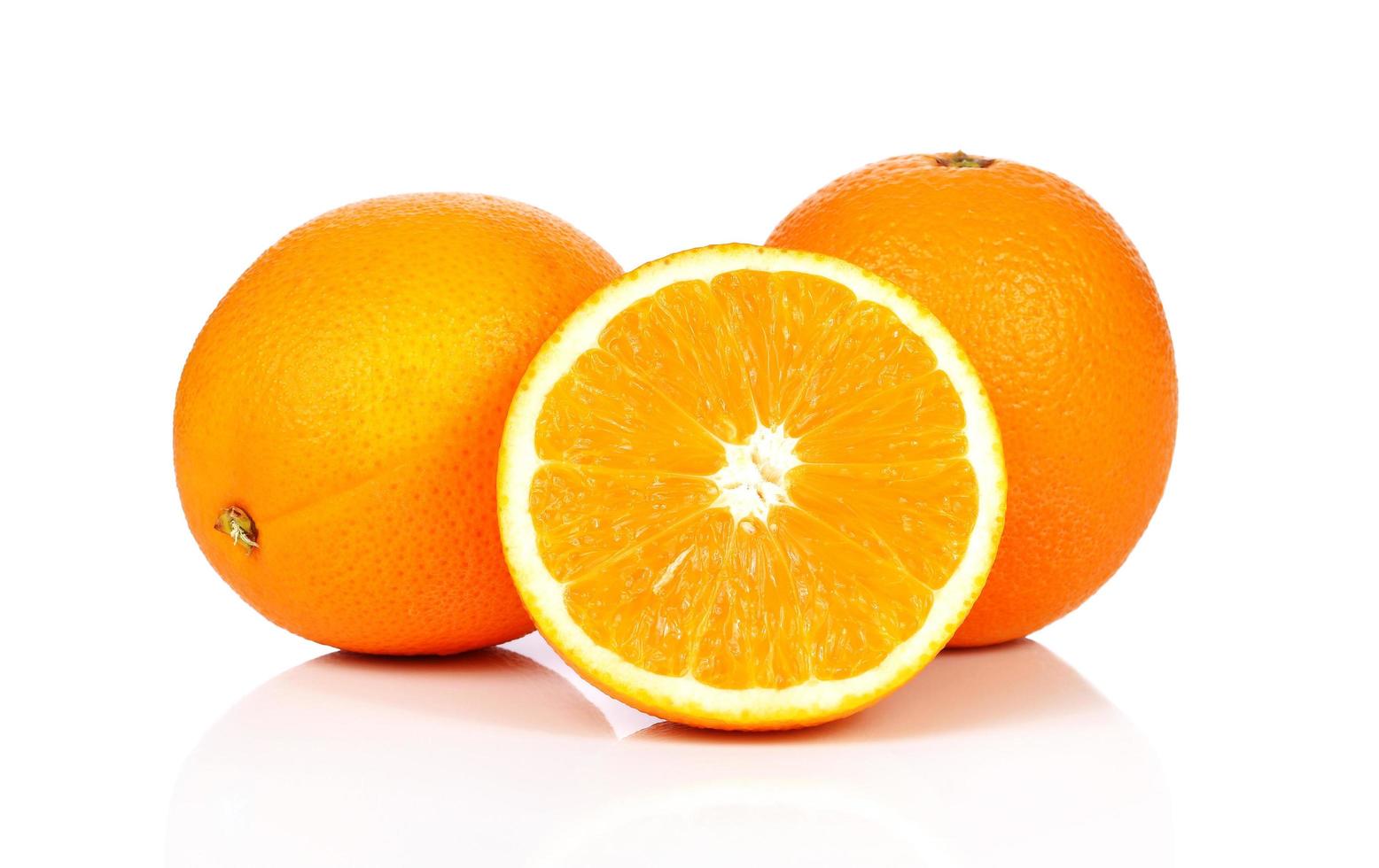 zoet oranje fruit op witte achtergrond foto