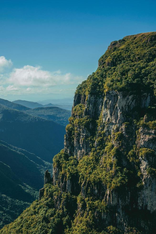 Fortaleza-canyon met steile rotswanden bedekt met dik bos op een zonnige dag in de buurt van cambara do sul. een klein stadje in het zuiden van Brazilië met verbazingwekkende natuurlijke toeristische attracties. foto