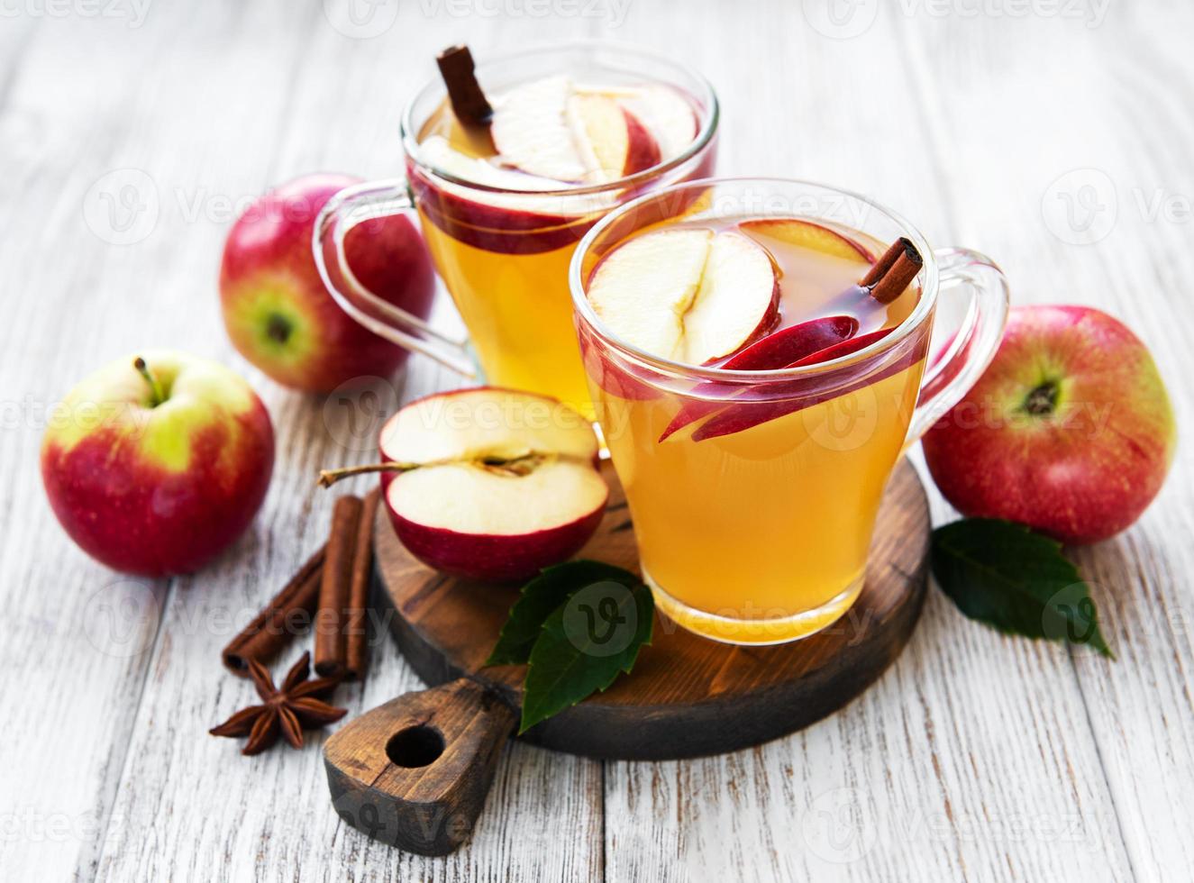 appelcider met kaneelstokjes foto