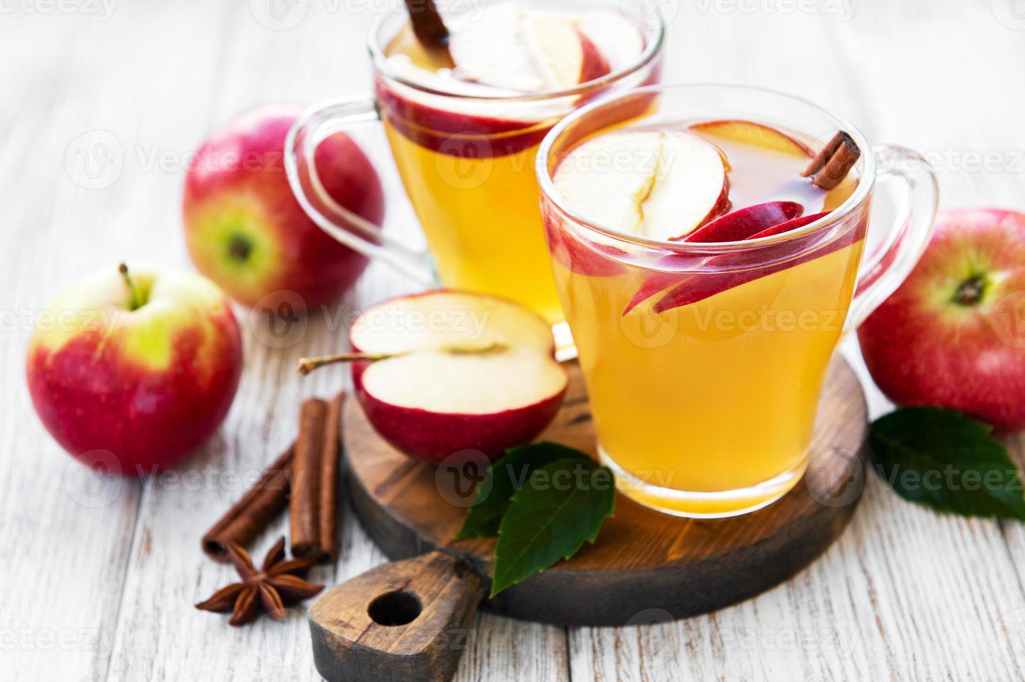 appelcider met kaneelstokjes foto