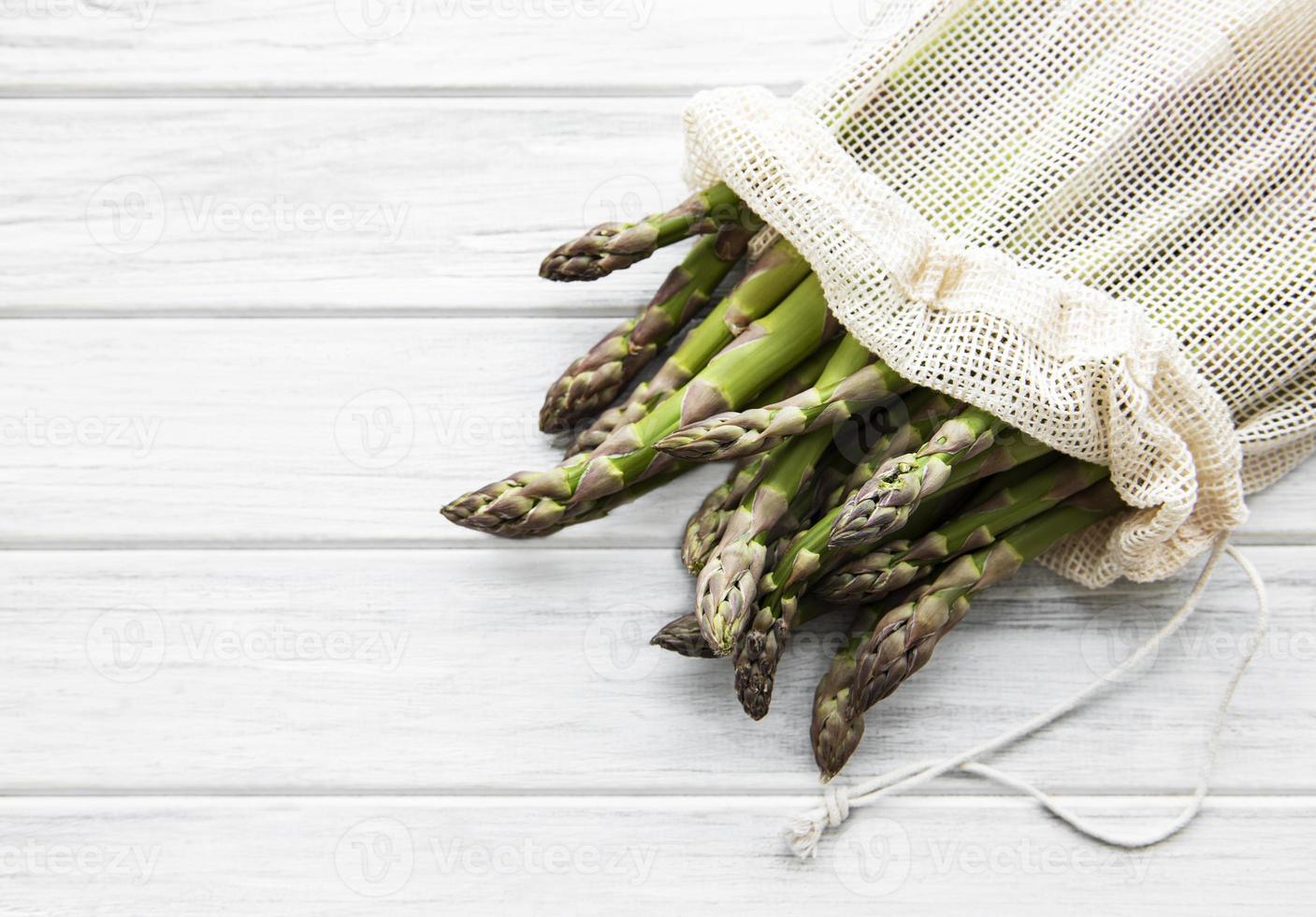 asperges in een eco-netzak foto