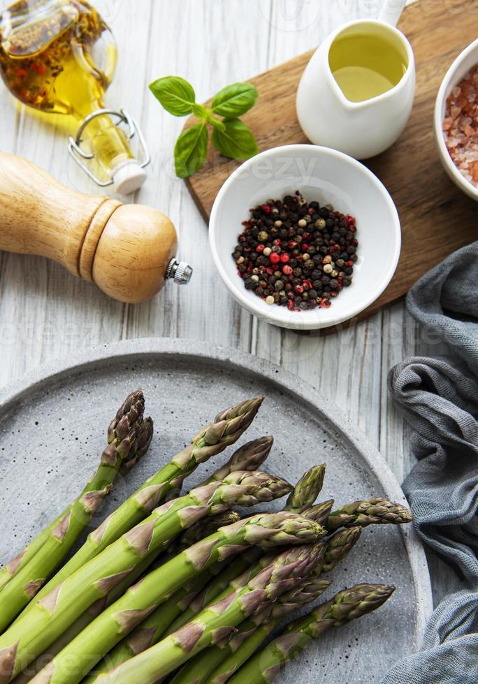 bosje rauwe asperges met verschillende kruiden foto