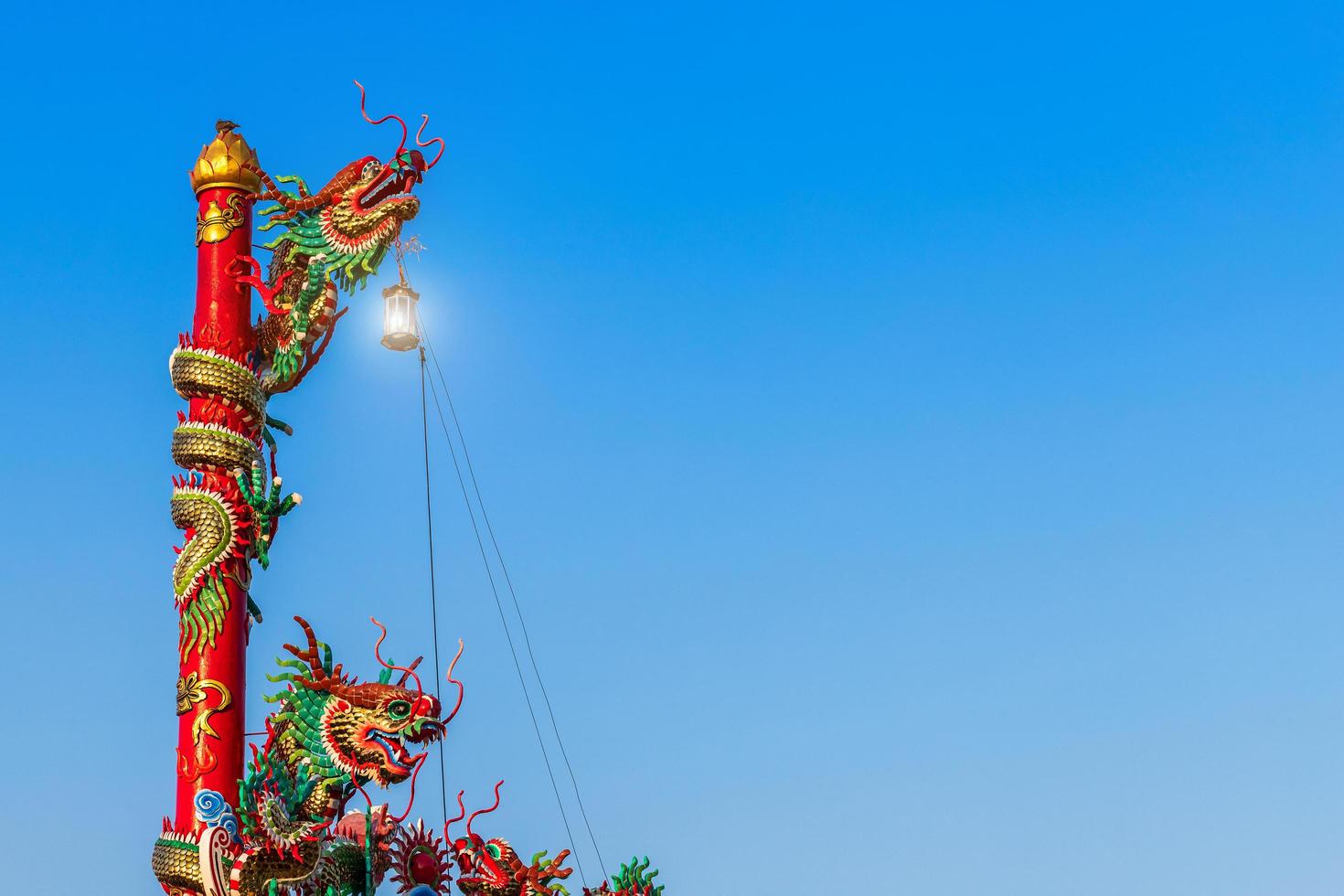 prachtige chinese draken op een tempel voor chinees nieuwjaarsfestival bij chinees heiligdom met blauwe lucht. foto