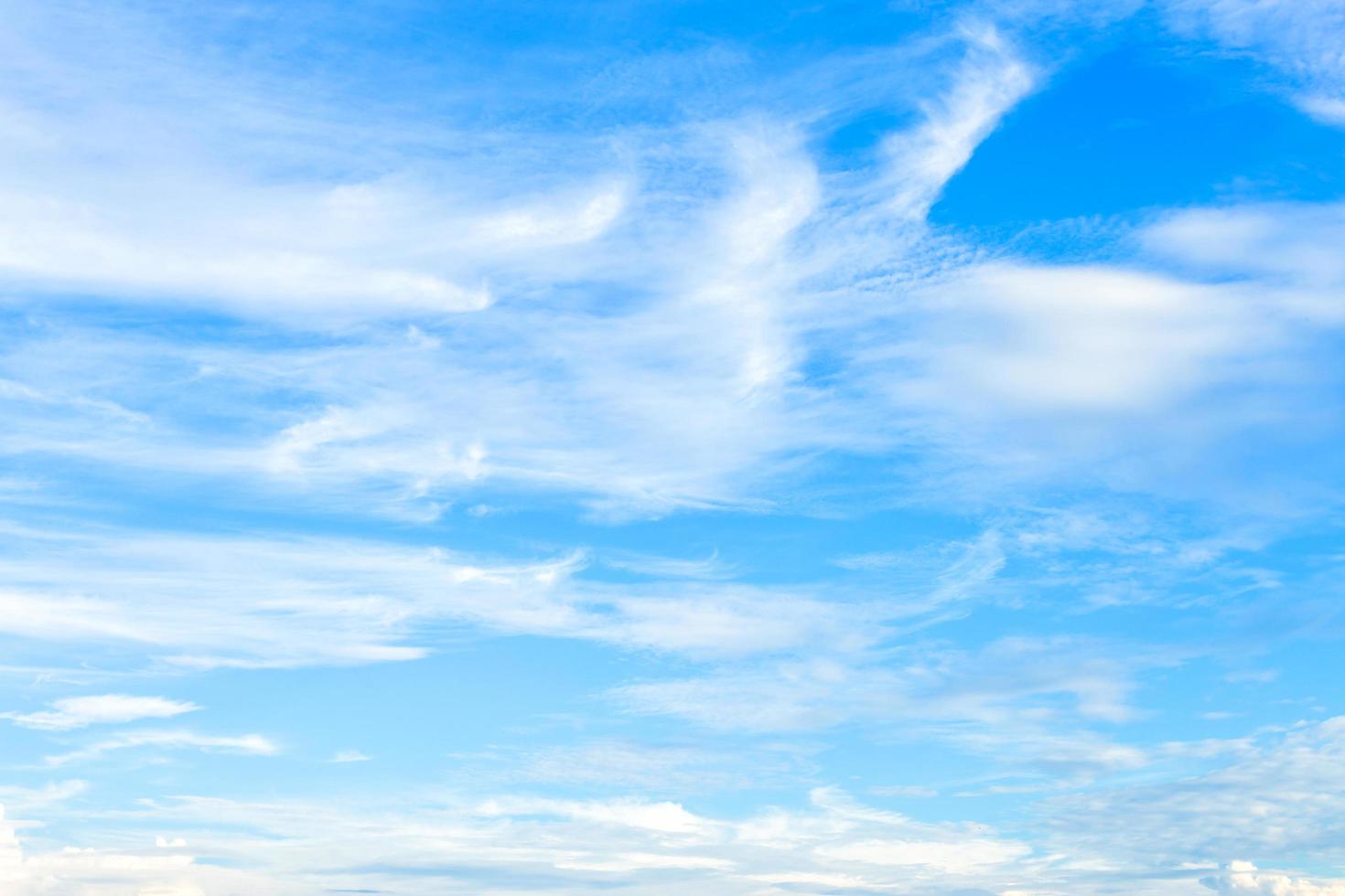 blauwe hemel achtergrondstructuur met witte wolken. foto