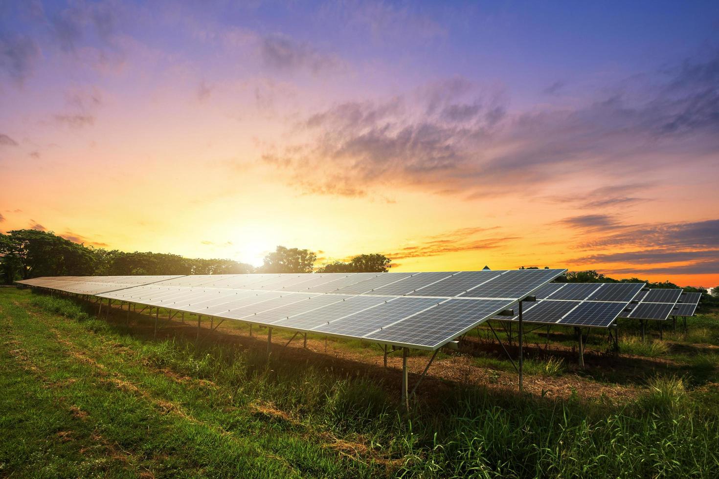 zonnepaneel op dramatische zonsondergang hemelachtergrond, alternatieve energieconcept foto