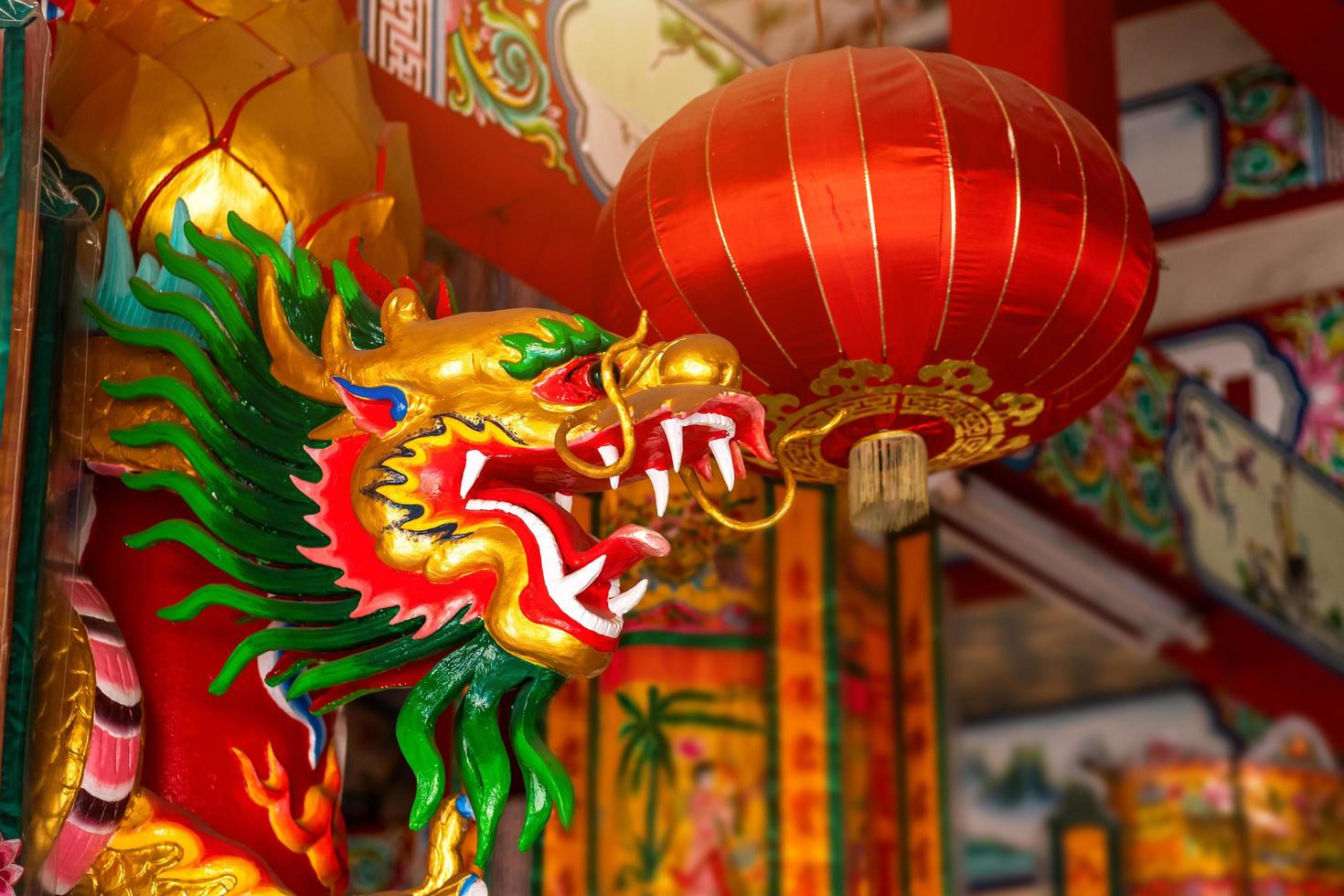 prachtige chinese draken en rode lantaarn op een tempel voor chinees nieuwjaarsfestival bij chinees heiligdom. foto