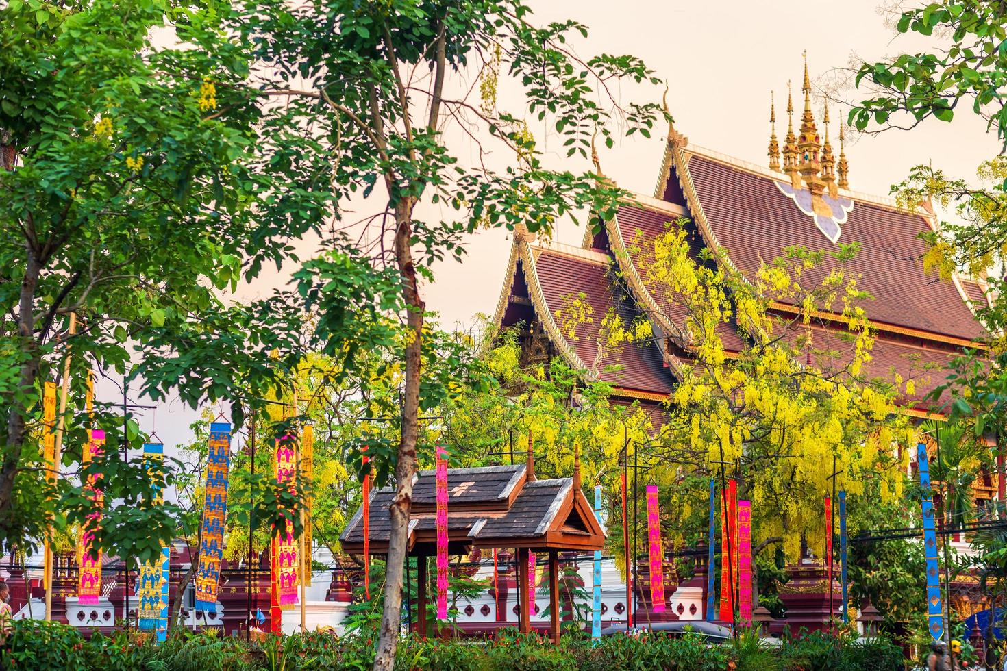 oude stadsgracht naar straat met tempel van de avond in chiang mai, thailand. foto