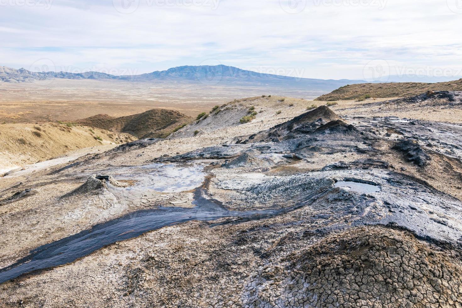 moddervulkanen panoramisch uitzicht in chacuna beheerd reseve in georgië. mysterieuze en unieke plekken in de Kaukasus. foto