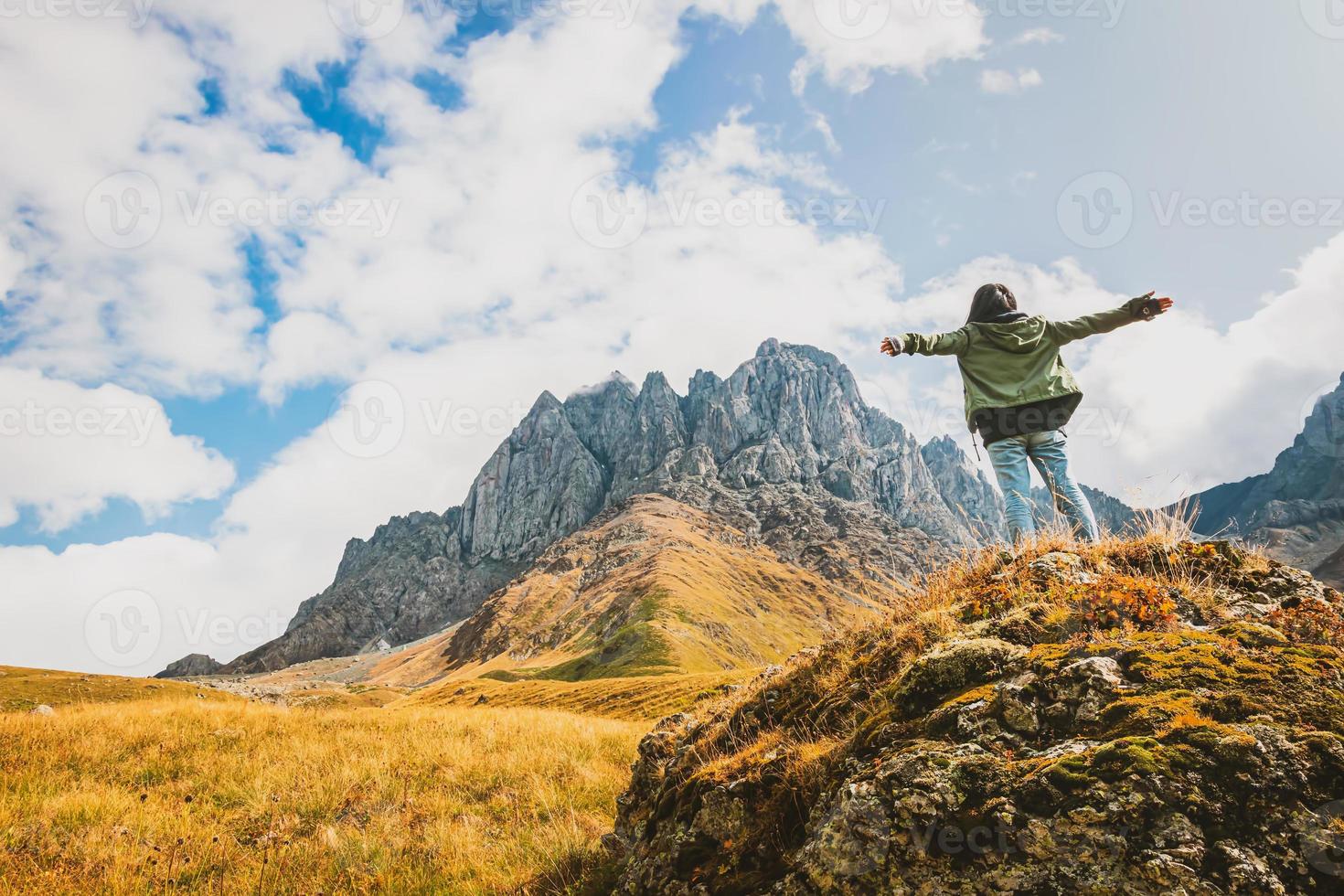 vrouw geniet van landschap foto