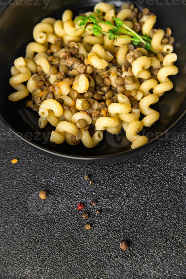 pasta linzensaus gezonde maaltijd voedsel achtergrond foto