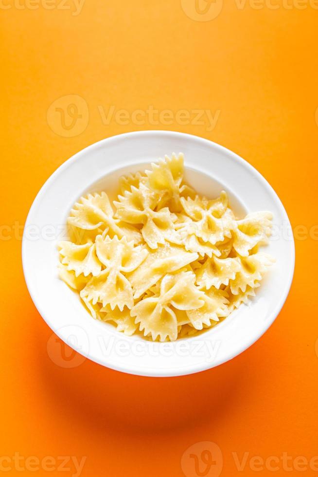 farfalle pasta durumtarwe strikken vormen maaltijd voedsel achtergrond foto