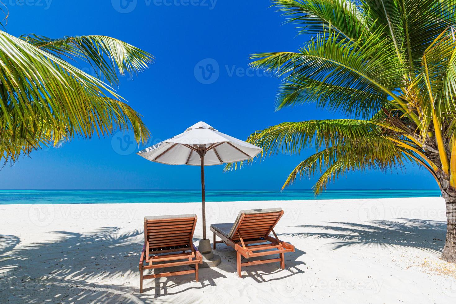 tropische strandachtergrond als zomerlandschap met ligstoelen foto