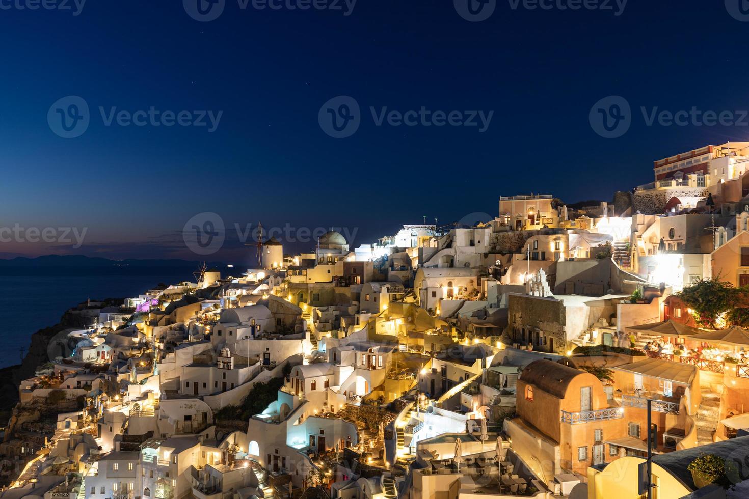 oia dorp santorini met blauwe koepels en witgekalkte huis na zonsondergang op het eiland santorini griekenland europa, zonsopgang santorini foto