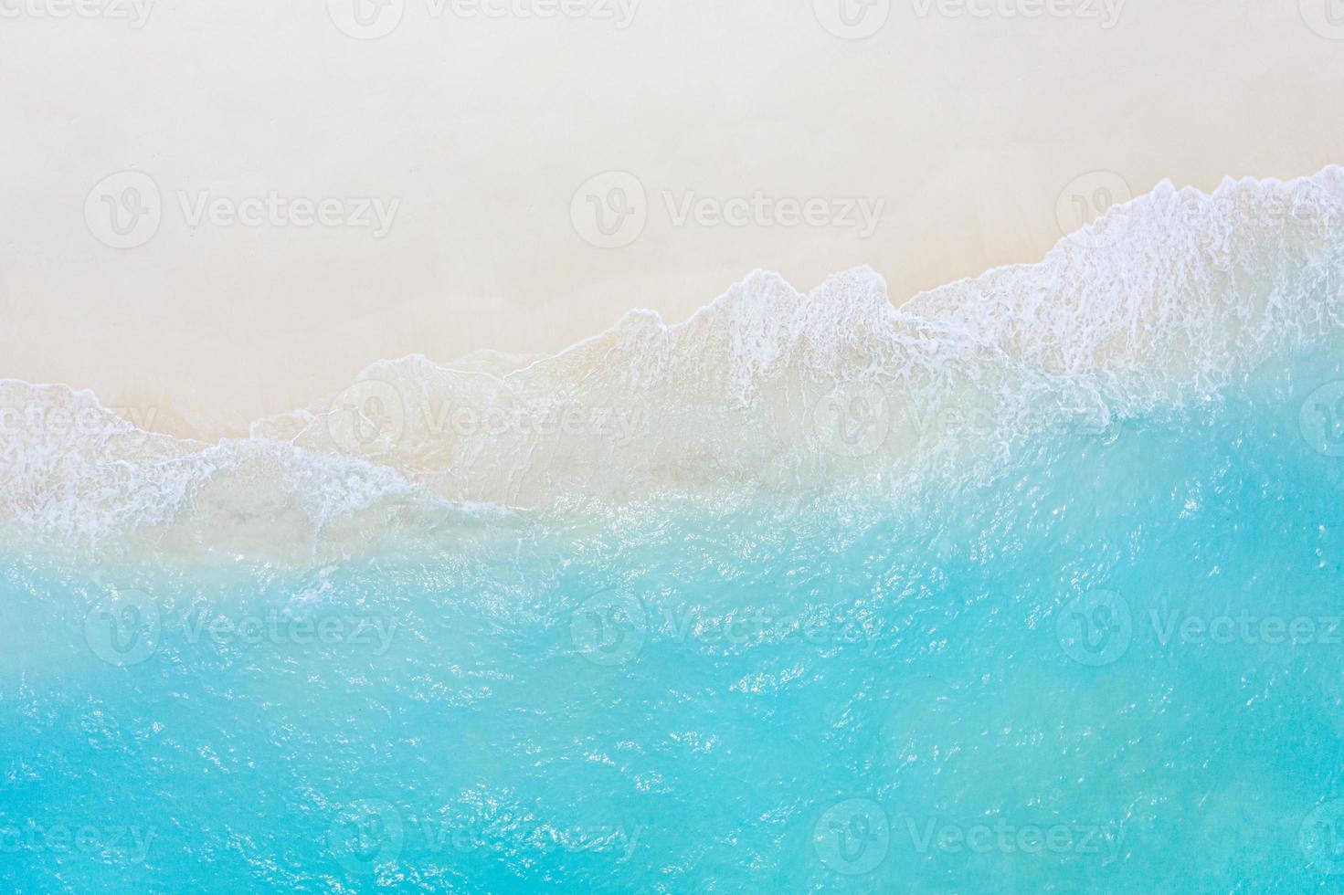 strand en golven van bovenaanzicht. turquoise water achtergrond van bovenaanzicht. zomer zeegezicht vanuit de lucht. bovenaanzicht van drone. reisconcept en idee foto