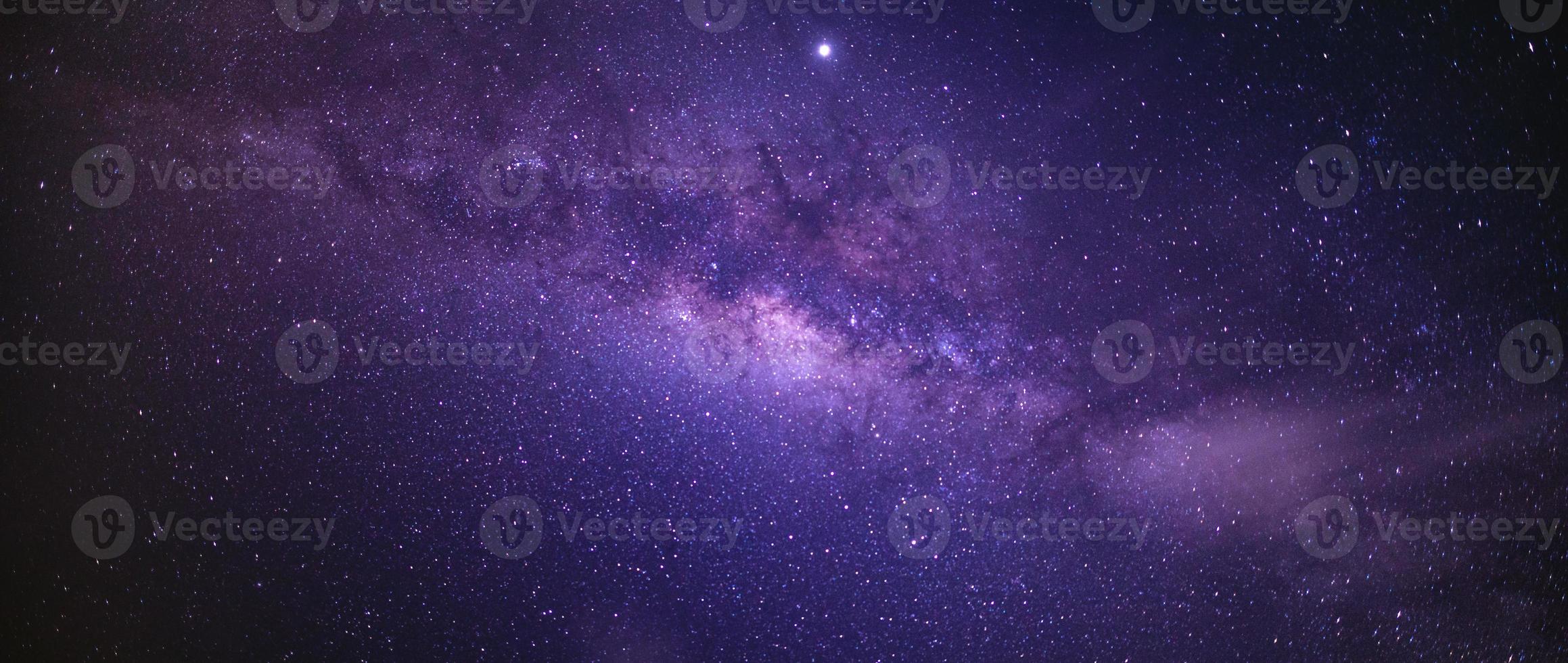 landschap met melkwegstelsel. nachtelijke hemel met sterren. foto