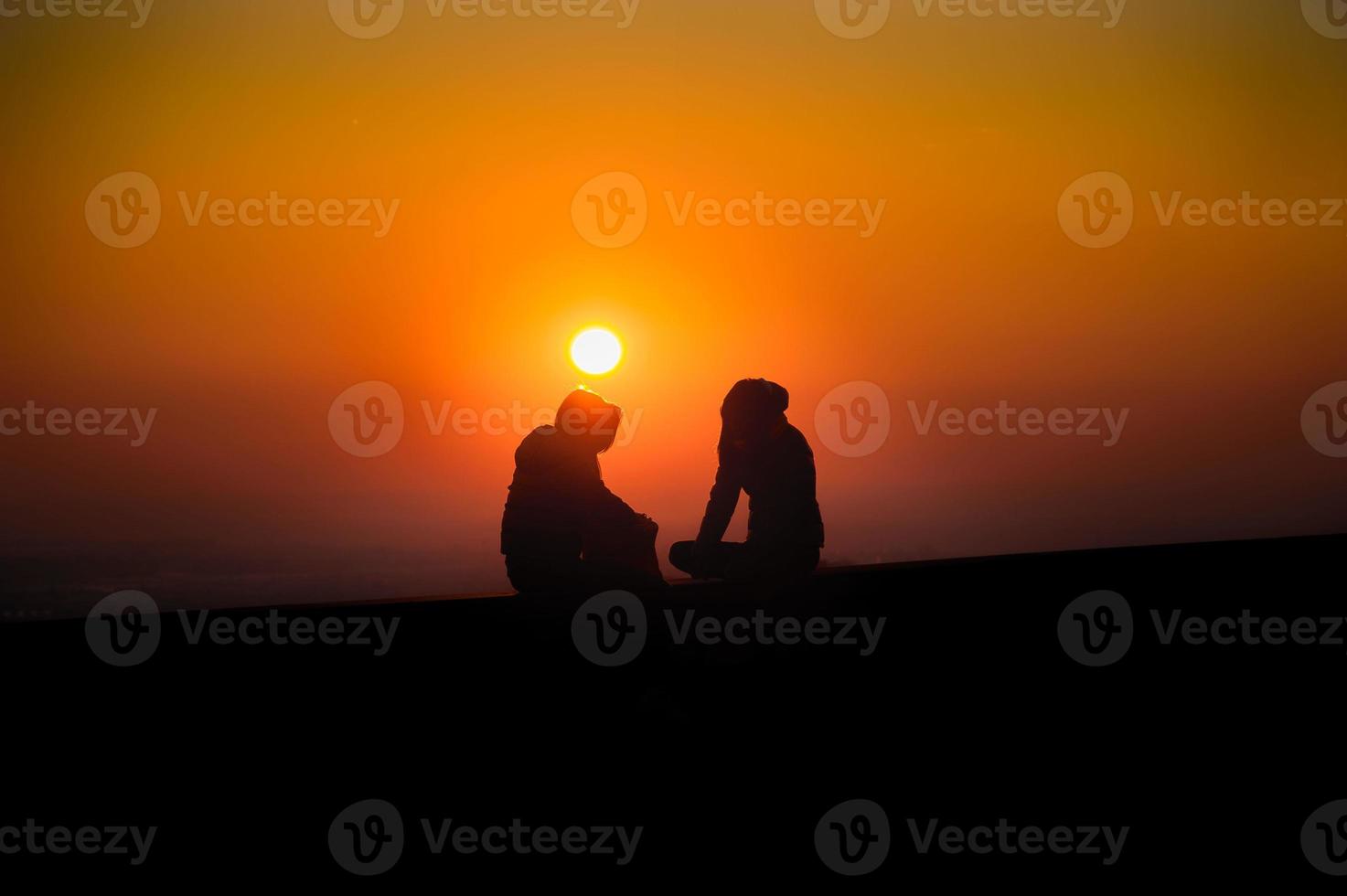 vertrouwelijkheid tussen twee tieners bij zonsondergang. foto