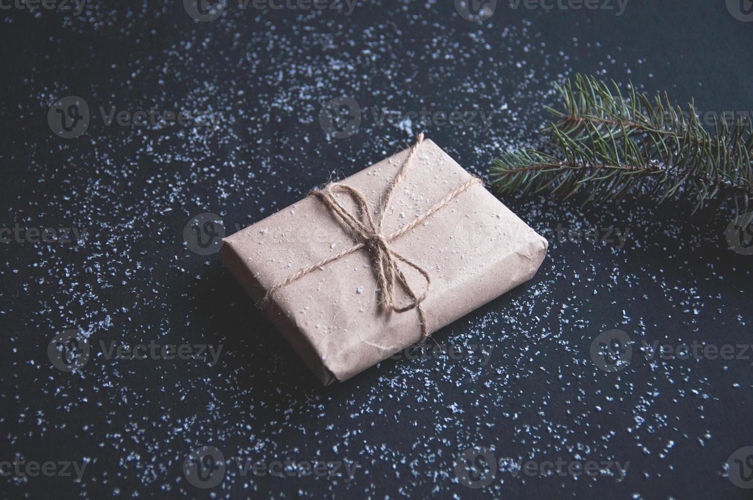 geschenk of huidige doos en sneeuw op een zwarte tafel. foto