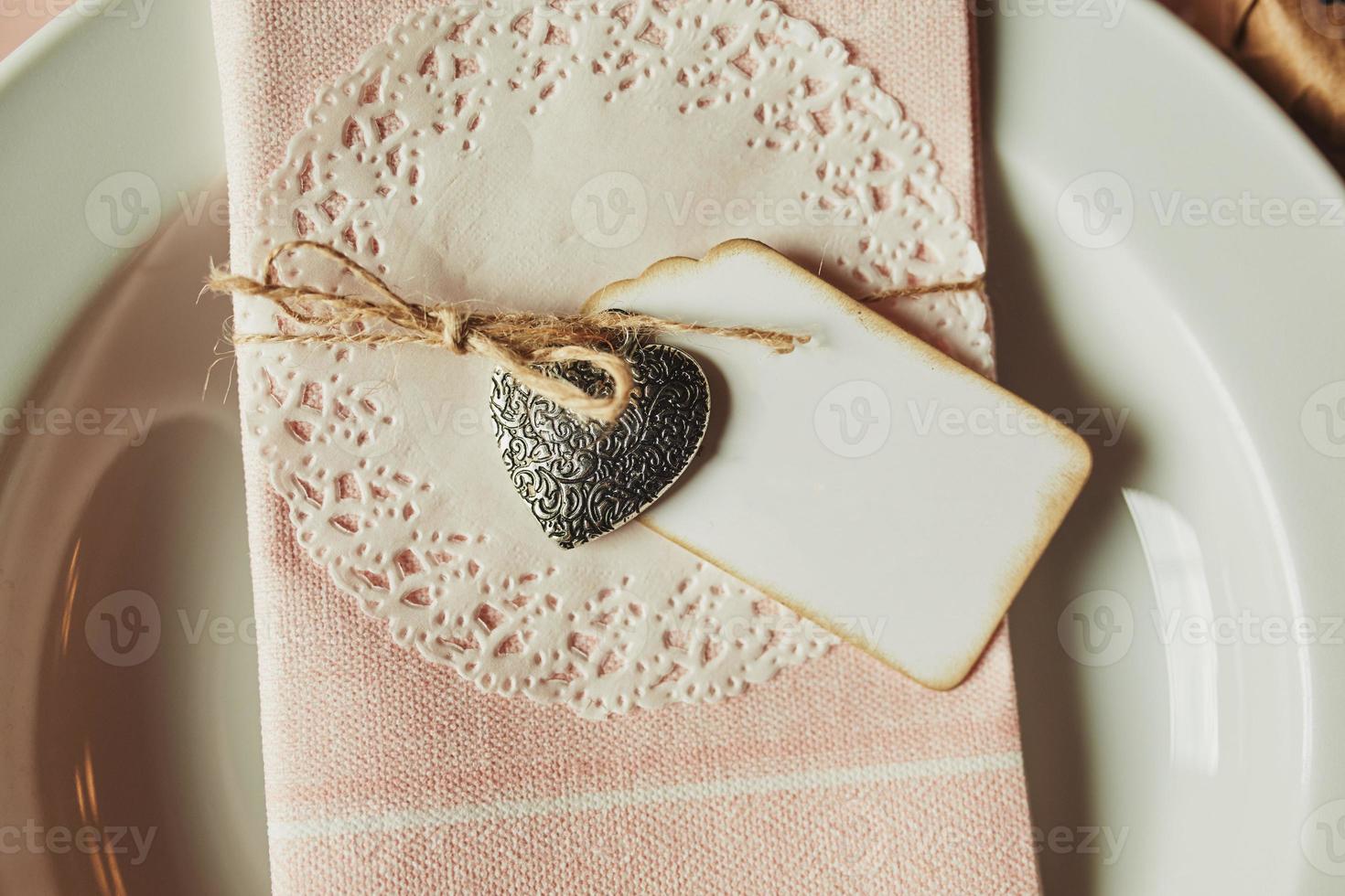 feestelijke tafelsetting voor Valentijnsdag met servet, teken voor de inscriptie en harten foto