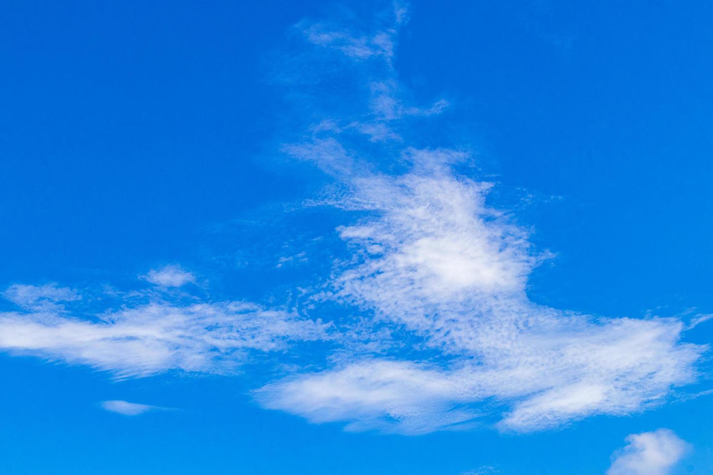 blauwe lucht met chemische wolken chemische lucht chemtrails zonnige dag. foto