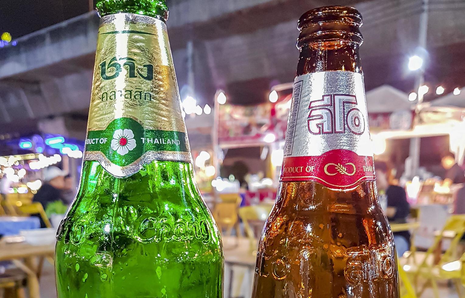 bangkok thailand 22 mei 2018 chang leo bier thaise avondmarkt straatvoedsel bangkok thailand. foto