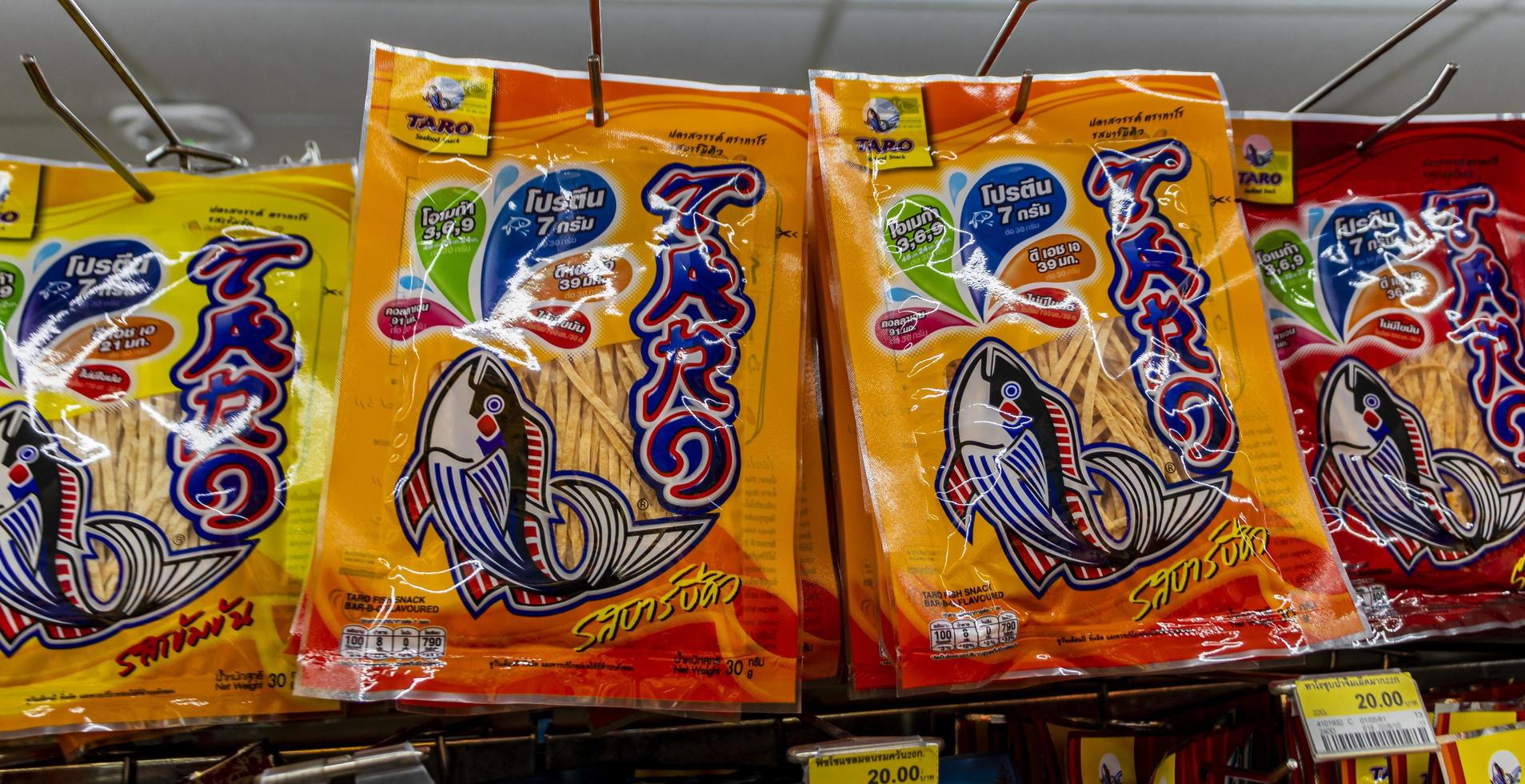 bangkok thailand 22 mei 2018 thaise zeewier vis instant snack producten van supermarkt in thailand. foto