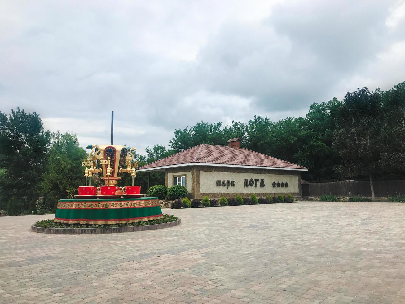 kamensk stad, rusland, 2021 - fontein in park loga foto