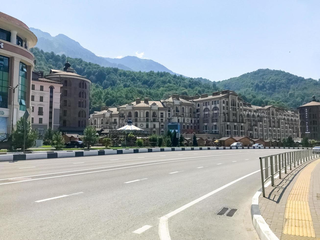 sochi-stad, rusland, 2019 - prachtige gebouwen in roza khutor foto