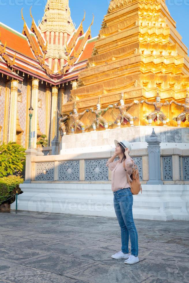 mooie aziatische toeristenvrouw geniet van reizen op vakantie in bangkok in thailand foto