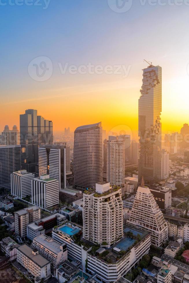 luchtfoto van hoogbouw modern gebouw in business zone in bangkok, thailand foto