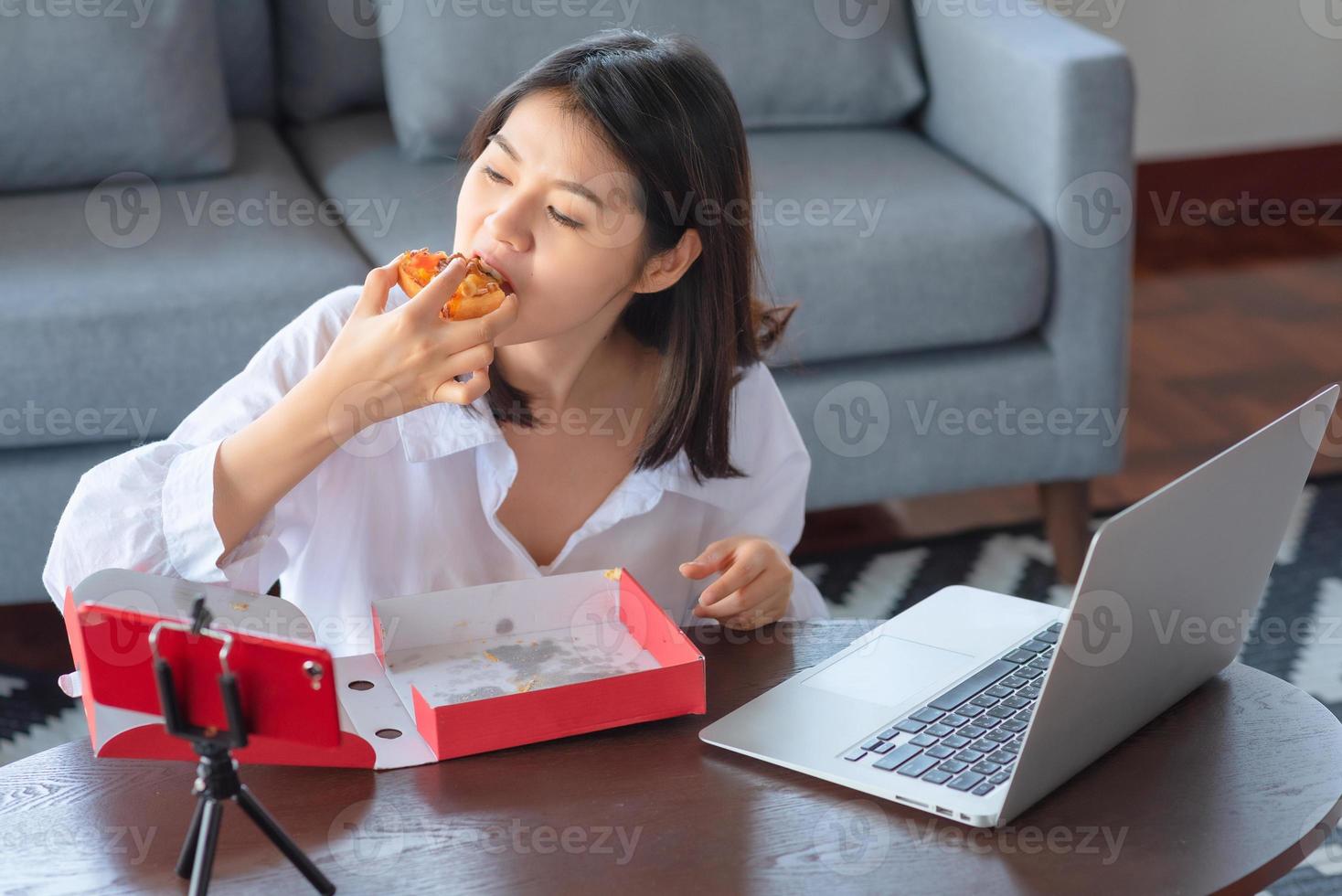 Aziatische zakelijke werkende vrouwen werken vanuit huis tijdens het coronavirus of de covid19-crisis volgen de social distancing-regelgeving. foto